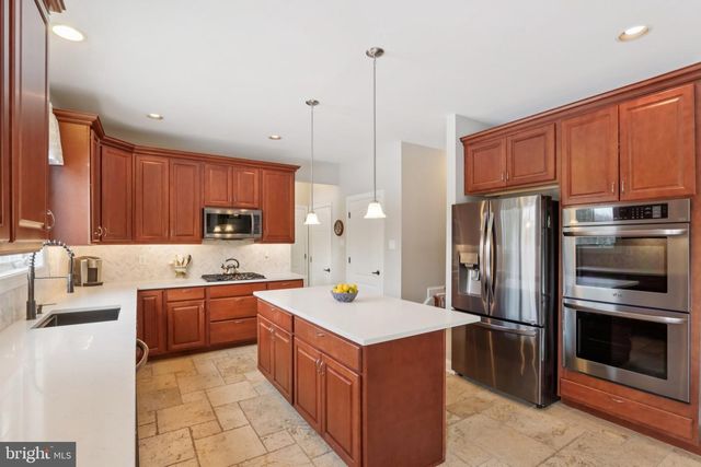 1 CRANBURY HILL CT, Mount Laurel, NJ 08054