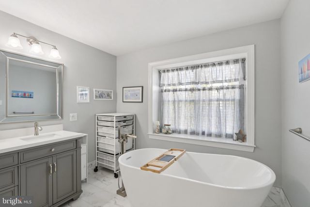 1 CRANBURY HILL CT, Mount Laurel, NJ 08054