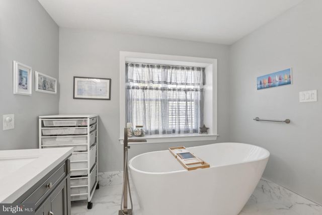 1 CRANBURY HILL CT, Mount Laurel, NJ 08054