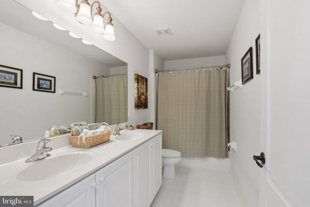 1 CRANBURY HILL CT, Mount Laurel, NJ 08054