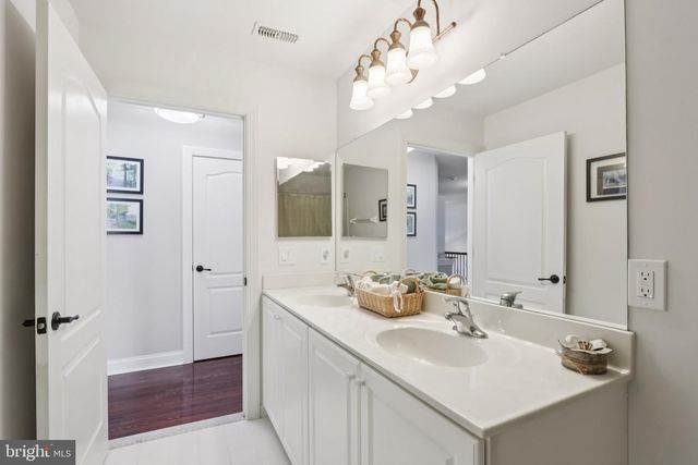 1 CRANBURY HILL CT, Mount Laurel, NJ 08054