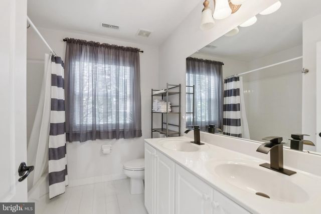 1 CRANBURY HILL CT, Mount Laurel, NJ 08054