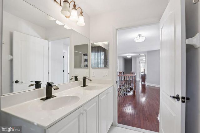 1 CRANBURY HILL CT, Mount Laurel, NJ 08054