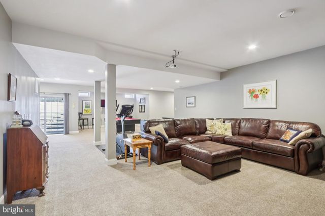 1 CRANBURY HILL CT, Mount Laurel, NJ 08054