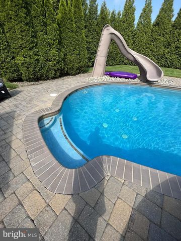 1 CRANBURY HILL CT, Mount Laurel, NJ 08054