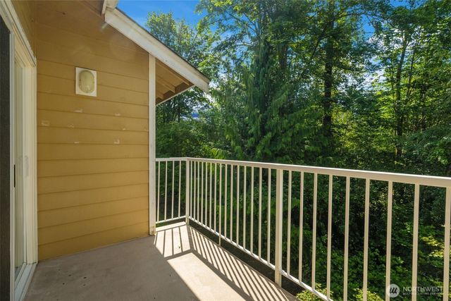 710 240th Way SE #J302, Sammamish, WA 98074
