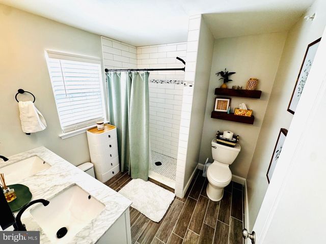 242 HIDDEN DR, Blackwood, NJ 08012