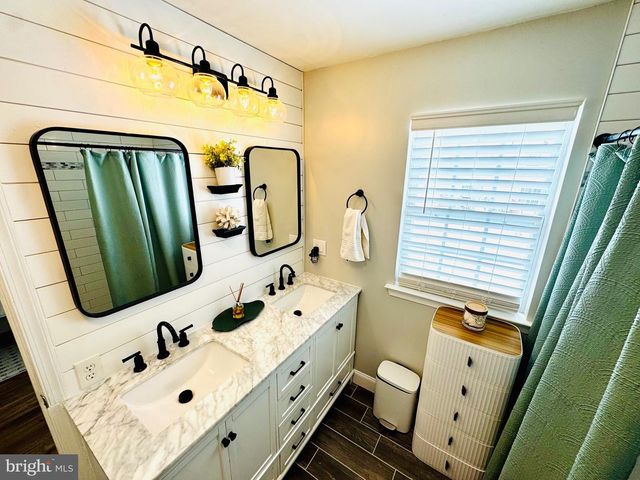 242 HIDDEN DR, Blackwood, NJ 08012