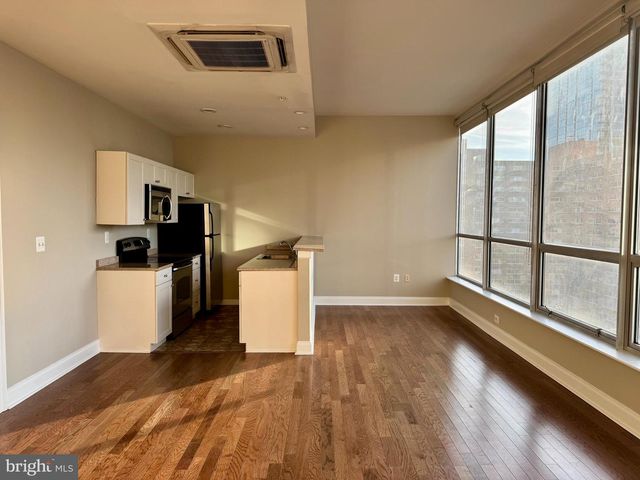 2040 Market St Apt 423, Philadelphia, PA 19103