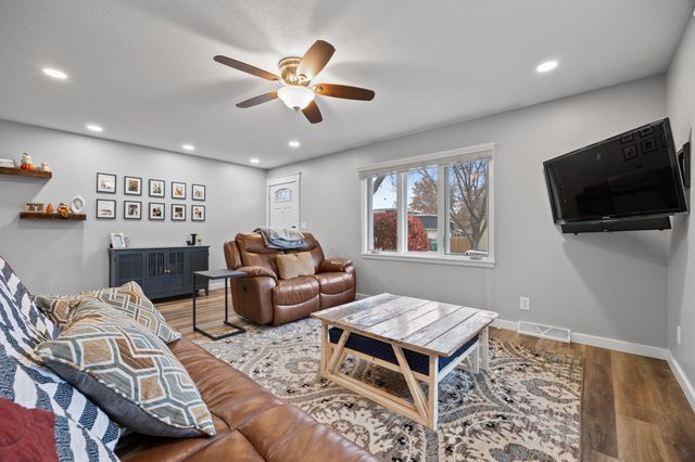 108 12th Avenue SW, Altoona, IA 50009