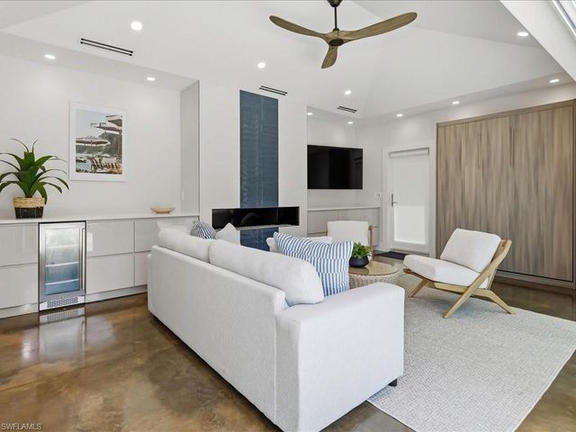 1390 Mandarin RD, Naples, FL 34102