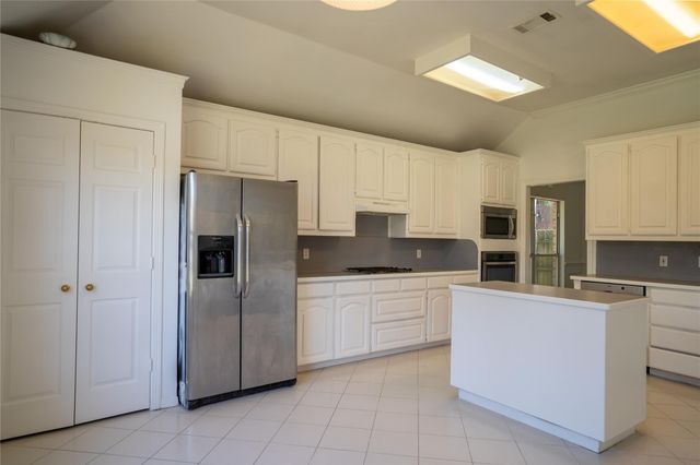 492 Shade Tree Circle, Hurst, TX 76054