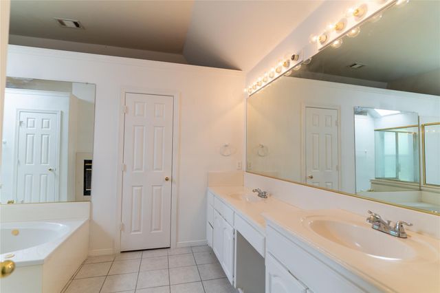 492 Shade Tree Circle, Hurst, TX 76054