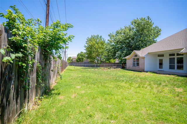 492 Shade Tree Circle, Hurst, TX 76054