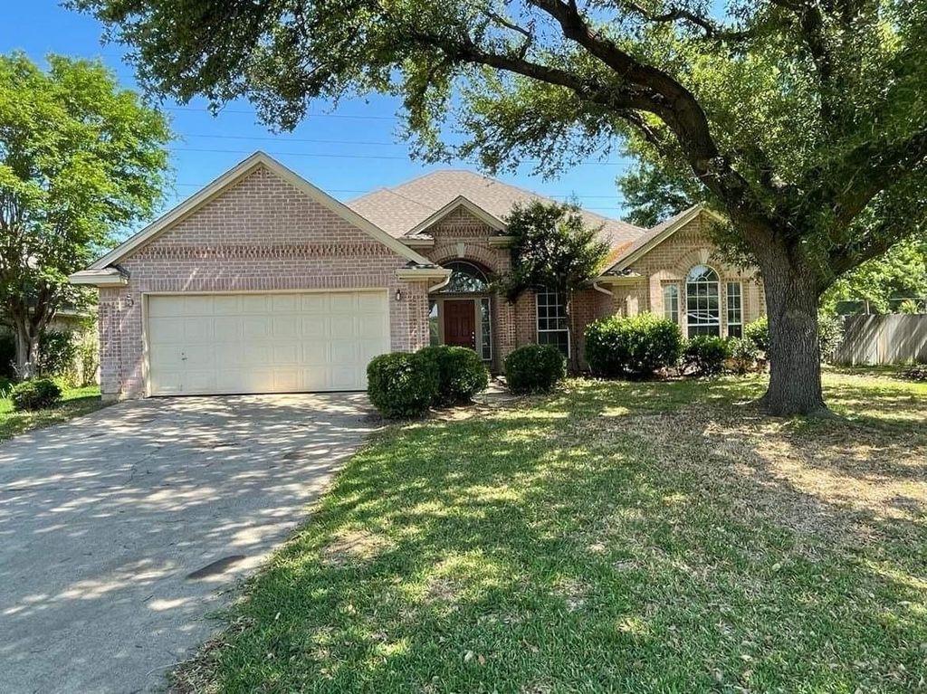 492 Shade Tree Circle, Hurst, TX 76054