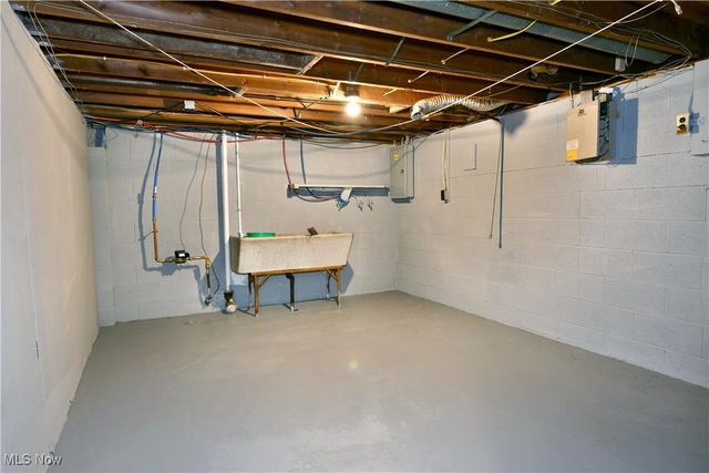 1524 Vernon Avenue NW, Warren, OH 44483