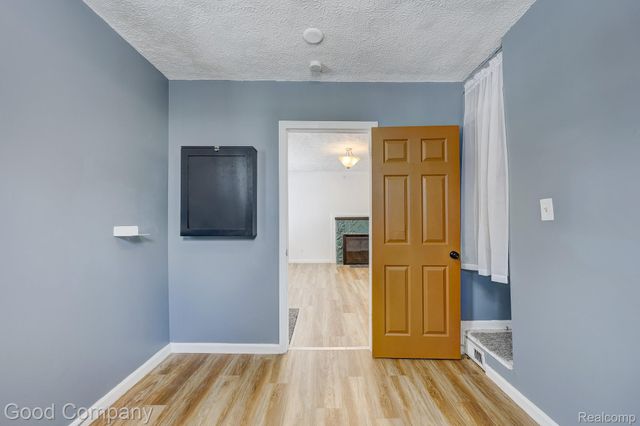 298 Oregon Street, York Charter Township, MI 48198