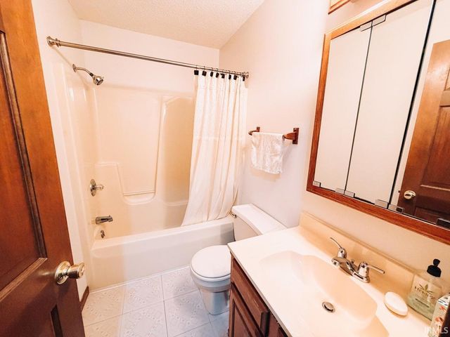 525 E Babcock Lane, Rensselaer, IN 47978