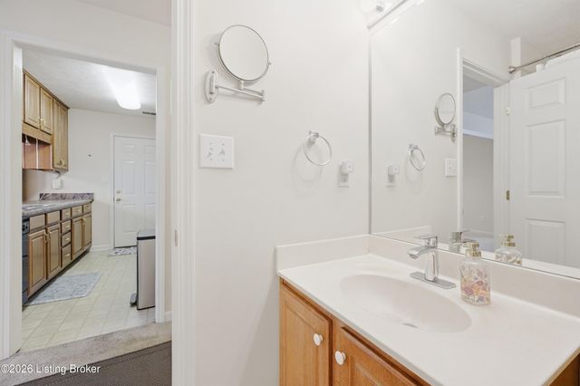 4803 Edge Valley Ln, Louisville, KY 40258