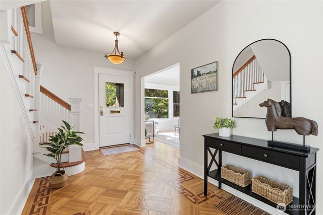 5246 12th Avenue NE, Seattle, WA 98105