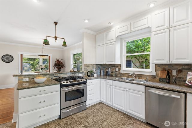 5246 12th Avenue NE, Seattle, WA 98105