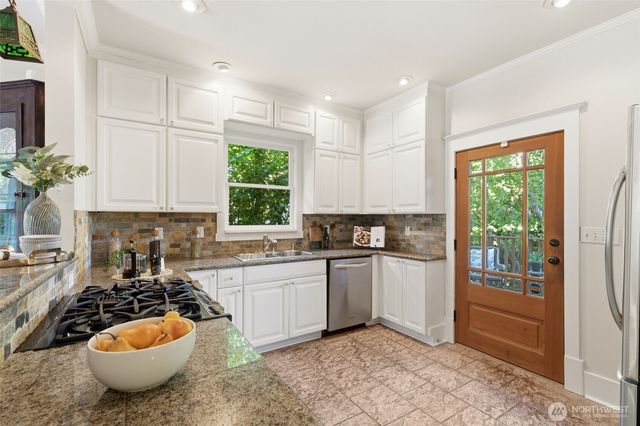 5246 12th Avenue NE, Seattle, WA 98105