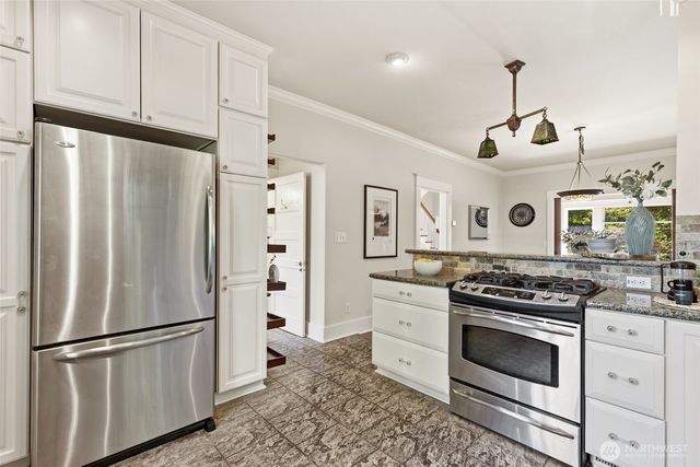 5246 12th Avenue NE, Seattle, WA 98105
