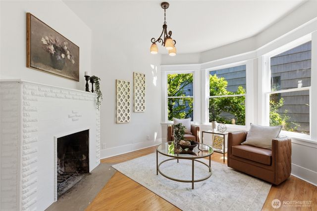5246 12th Avenue NE, Seattle, WA 98105