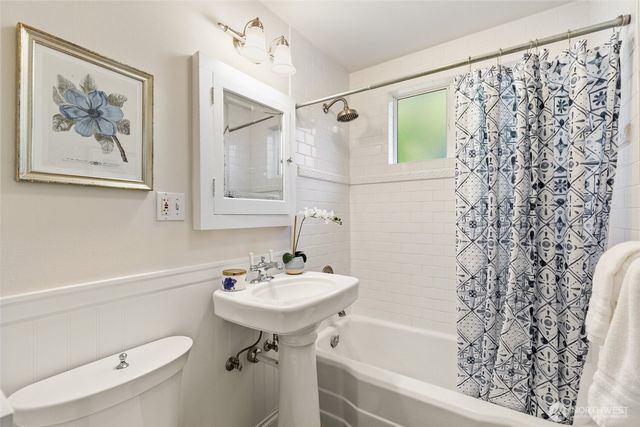 5246 12th Avenue NE, Seattle, WA 98105