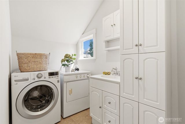5246 12th Avenue NE, Seattle, WA 98105