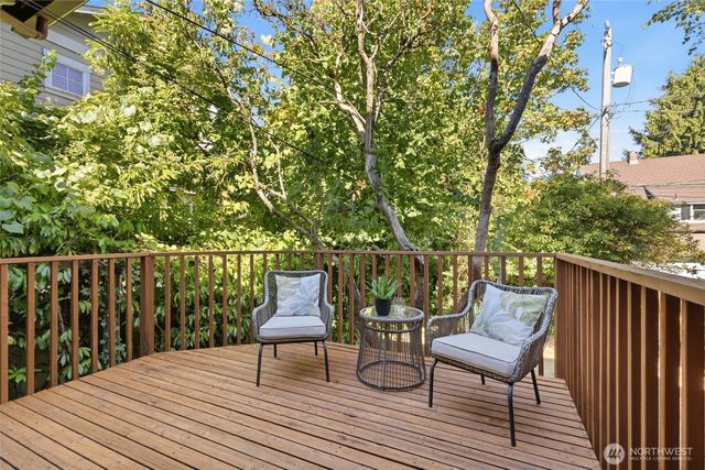 5246 12th Avenue NE, Seattle, WA 98105
