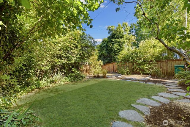 5246 12th Avenue NE, Seattle, WA 98105