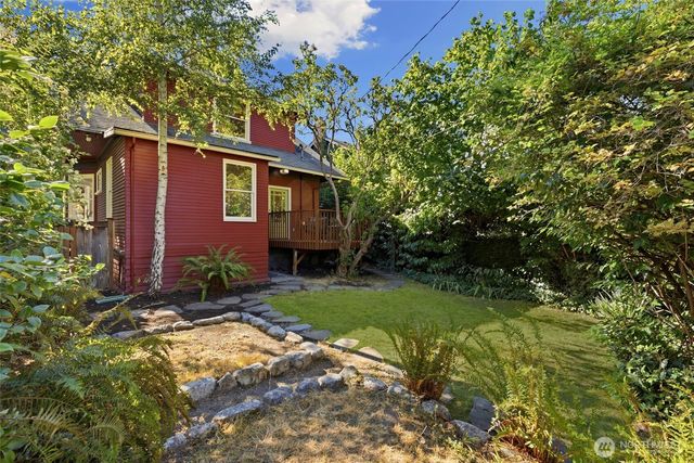 5246 12th Avenue NE, Seattle, WA 98105