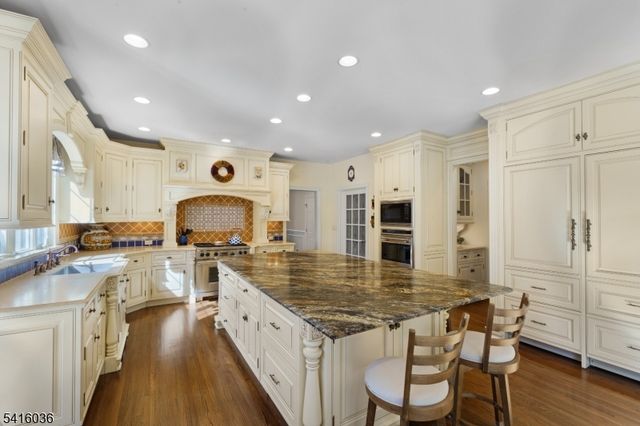 6 Thistle Ln, Warren Twp., NJ 07059