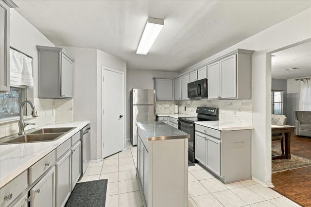 1424 Autumncrest Drive, Arlington, TX 76002