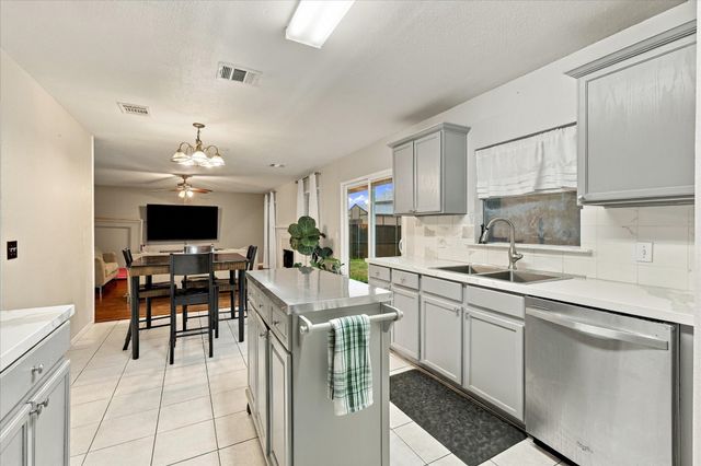 1424 Autumncrest Drive, Arlington, TX 76002