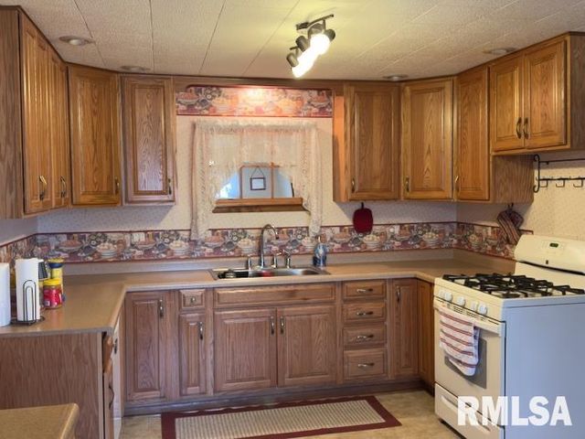 950 N 6TH Avenue, Canton, IL 61520