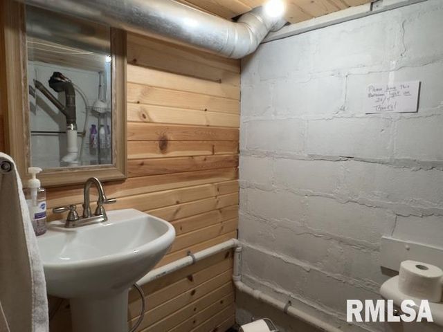 950 N 6TH Avenue, Canton, IL 61520