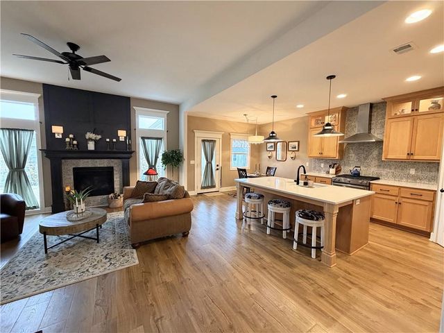 217 SW Davenport Drive, Blue Springs, MO 64014