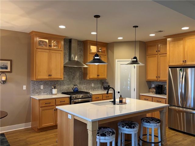 217 SW Davenport Drive, Blue Springs, MO 64014