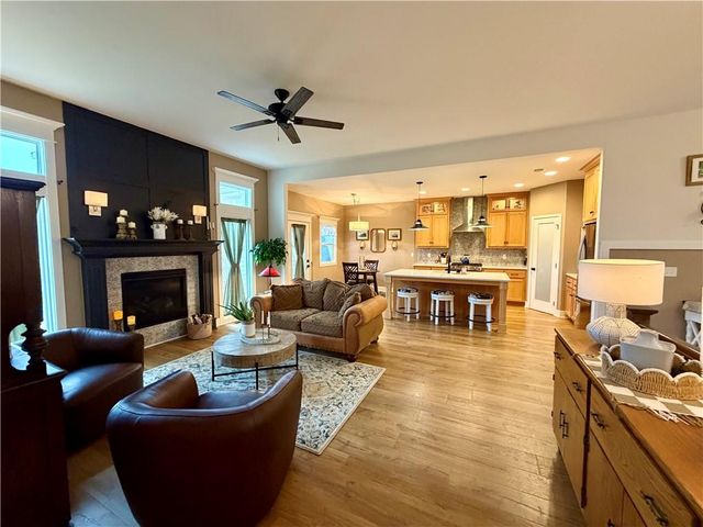 217 SW Davenport Drive, Blue Springs, MO 64014