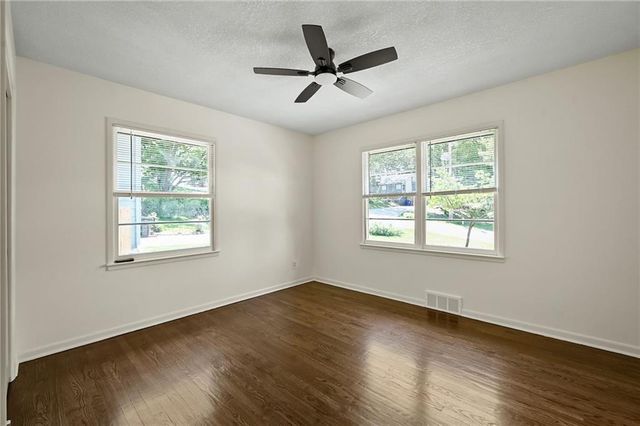 6711 N Broadway Street, Kansas City, MO 64118