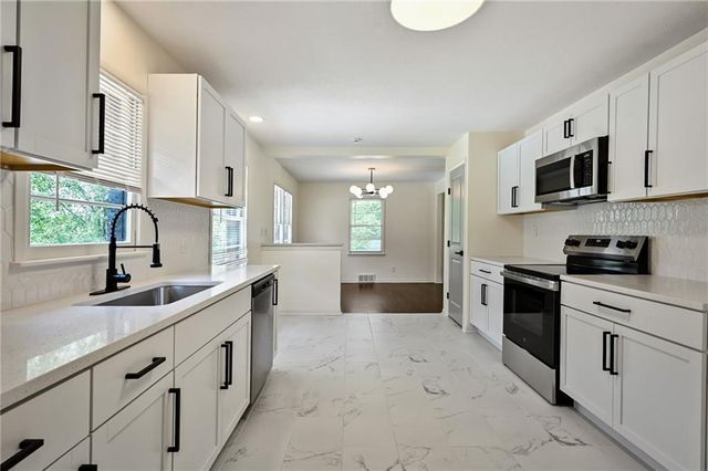 6711 N Broadway Street, Kansas City, MO 64118
