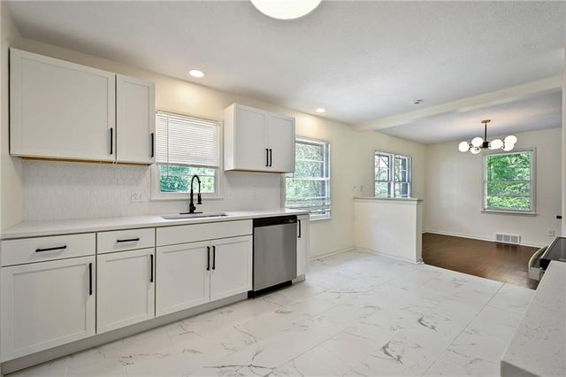 6711 N Broadway Street, Kansas City, MO 64118