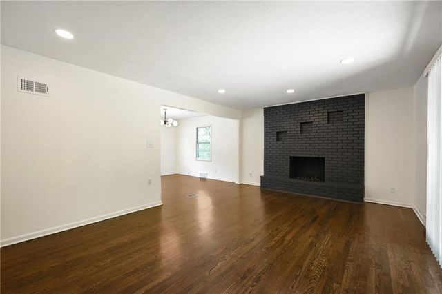 6711 N Broadway Street, Kansas City, MO 64118