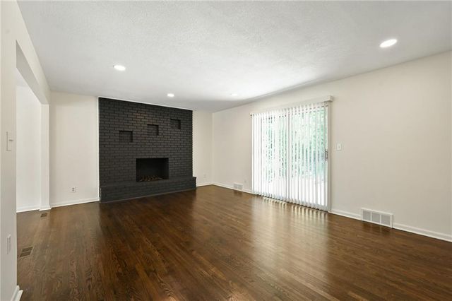6711 N Broadway Street, Kansas City, MO 64118