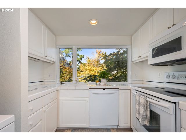 178 N HAYDEN BAY Dr, Portland, OR 97217