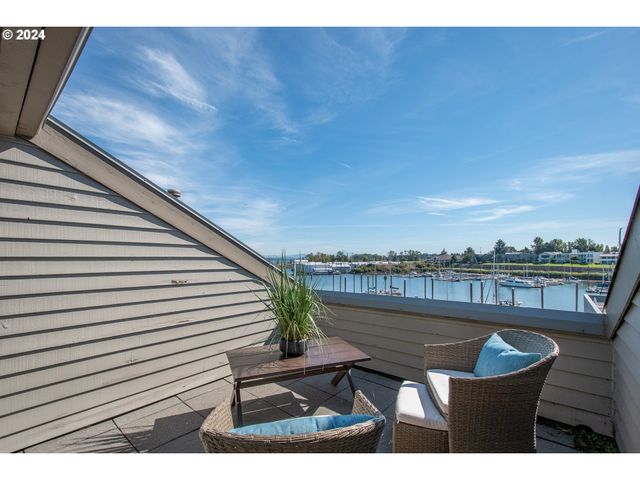 178 N HAYDEN BAY Dr, Portland, OR 97217