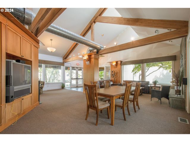 178 N HAYDEN BAY Dr, Portland, OR 97217