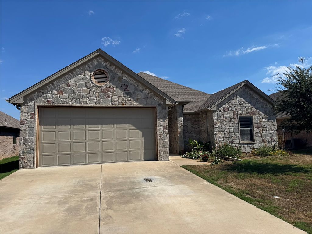 3205 Windcrest Drive, Granbury, TX 76049